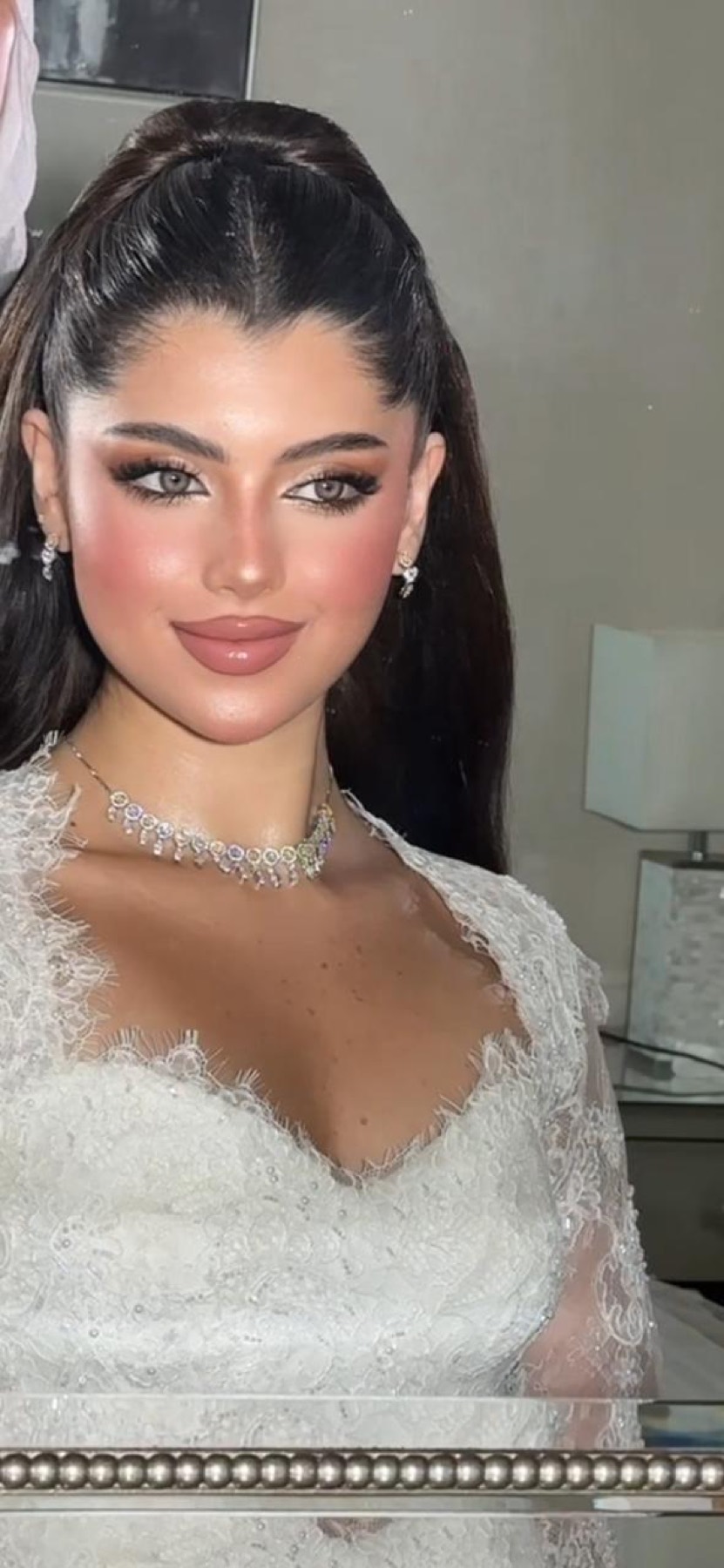 مكياج عروس بفستان دانتيل أبيض