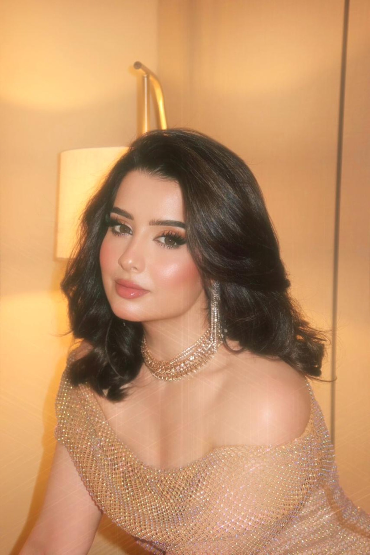 مكياج سهرة بفستان لامع