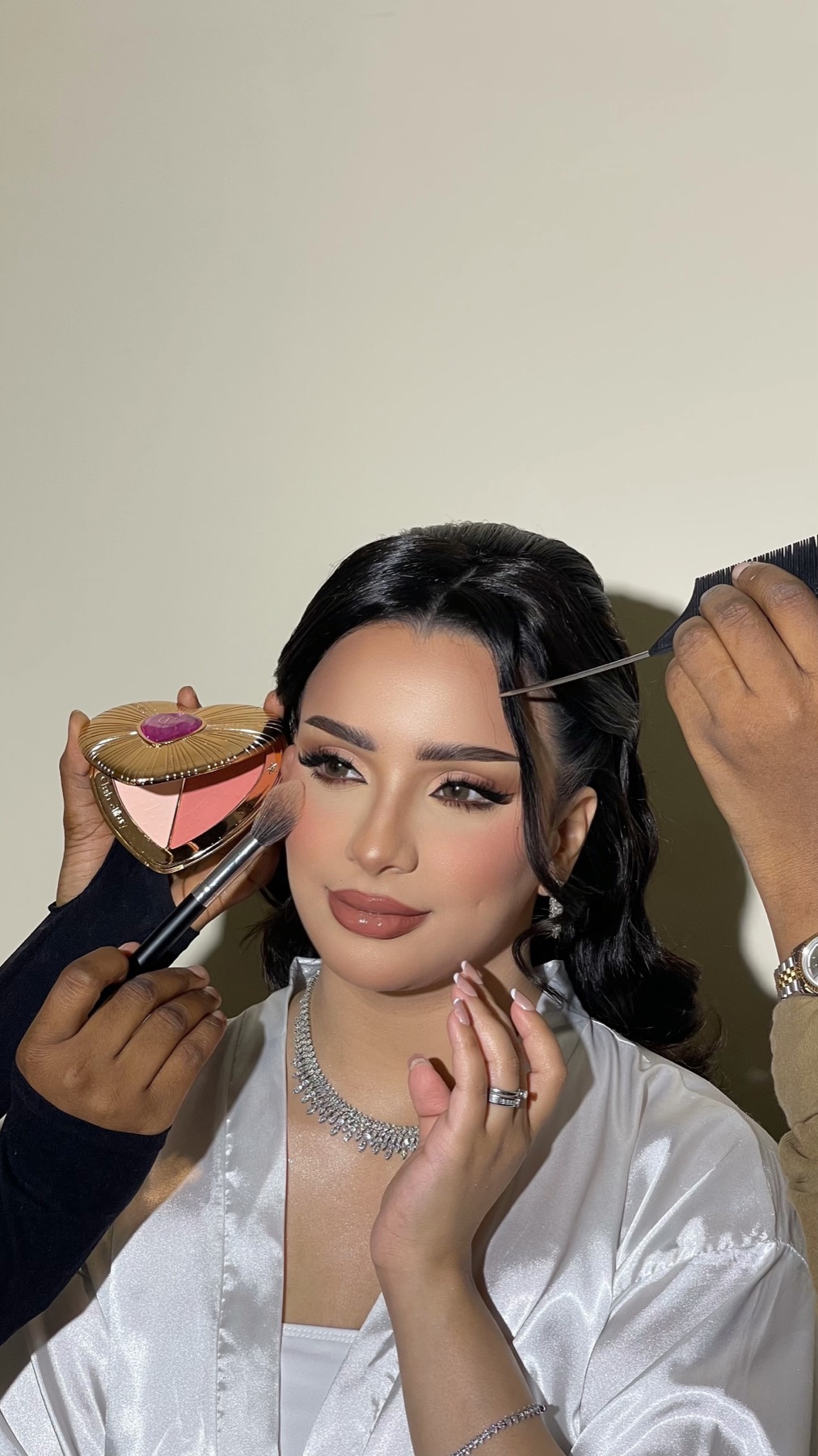 كواليس تجهيز عروس بالمكياج والشعر
