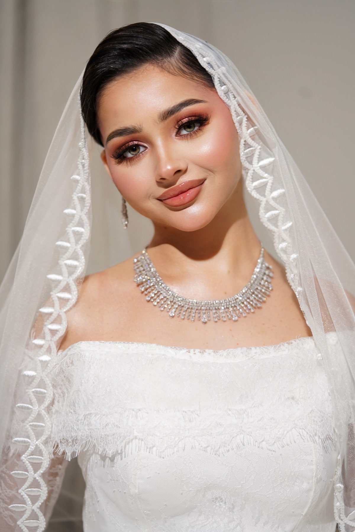 مكياج عروس بطرحة ومجوهرات